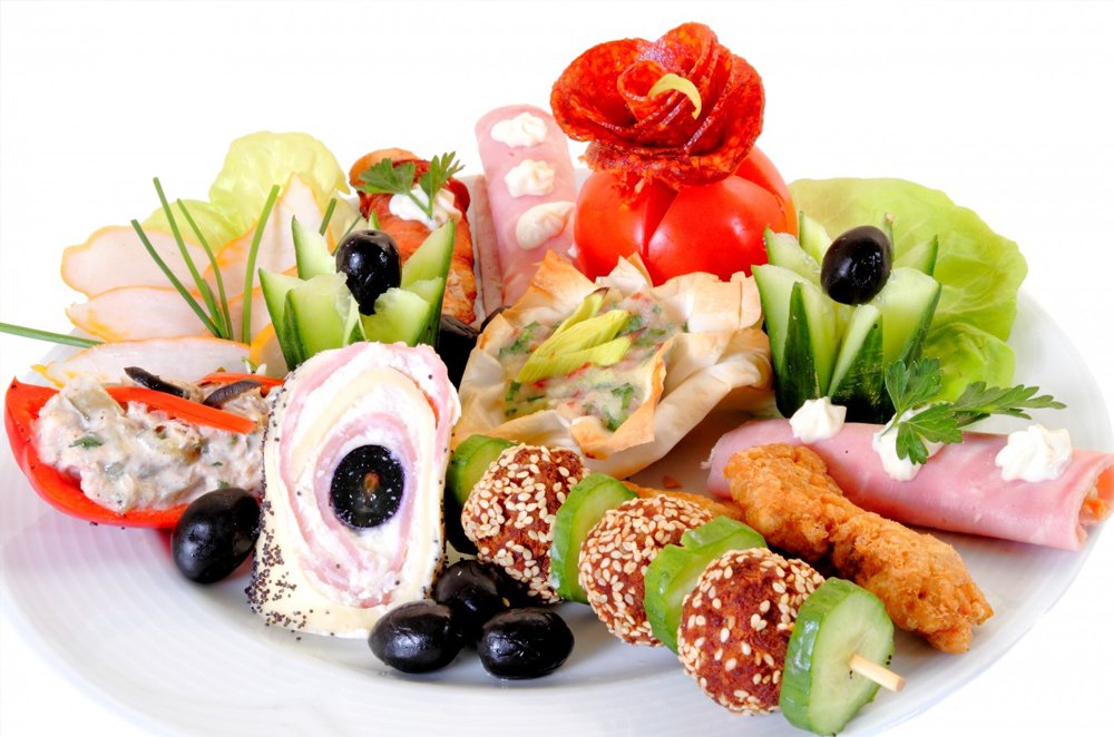 Appetizers-on-a-Plate-at-Wedding