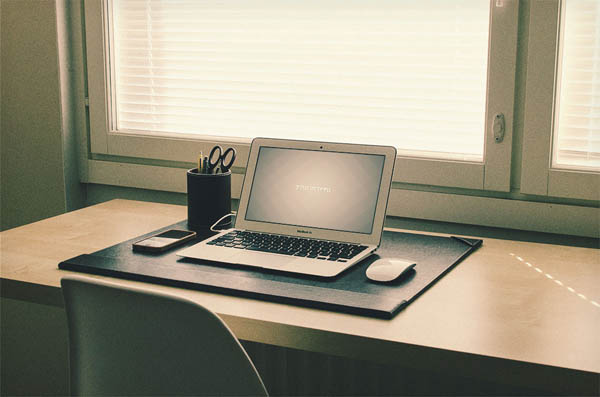 free-macbook-mockup-03