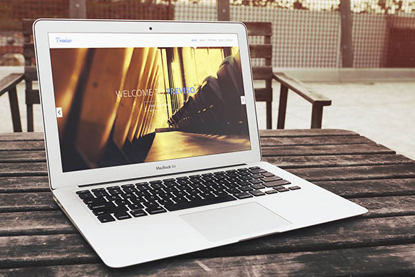 free-macbook-mockup-39