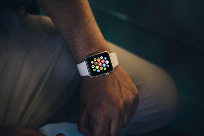 free-photorealistic-apple-watch-mockup-02