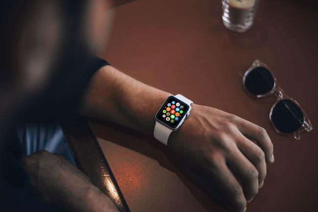 free-photorealistic-apple-watch-mockup-03