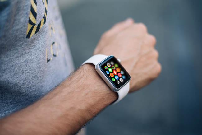 free-photorealistic-apple-watch-mockup-07