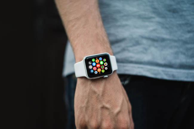 free-photorealistic-apple-watch-mockup-10